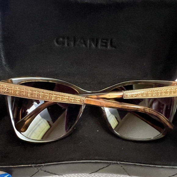 CHANEL Wayfarer Interlocking CC Logo Sunglasses - Picture 7 of 14